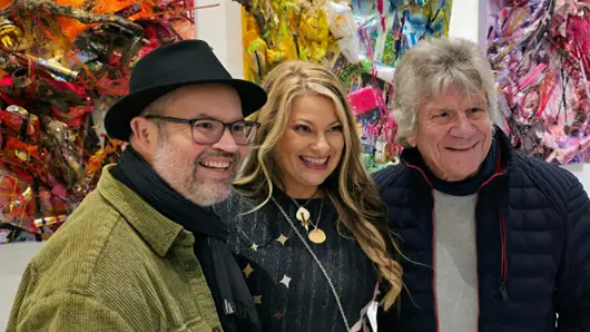 Manuela Klein begrüßte zu ihrer Vernissage am Mittwochabend (26. November 2025) auch die Sänger Björn Heuser (l.) und Bömmel Lückerath.