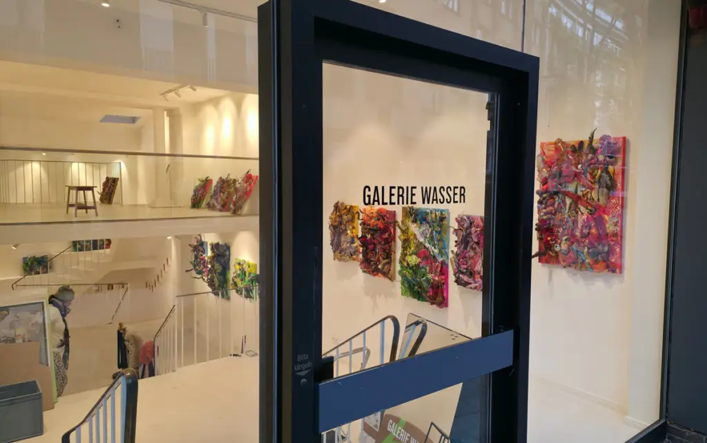 galerie wasser blick durch tuer geschlossen mit vielen meiner werke an wand